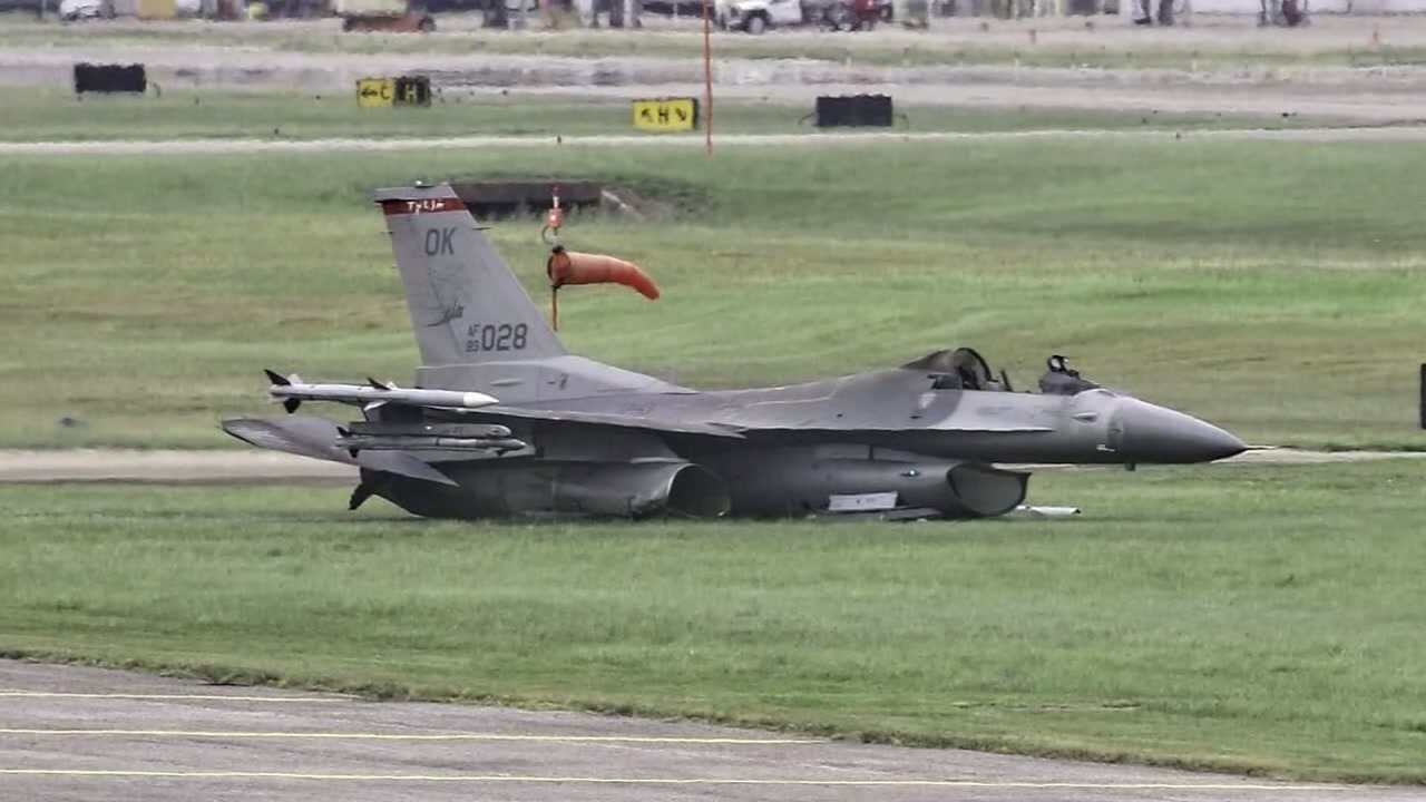 Video captures moment after pilot ejected from fiery F-16